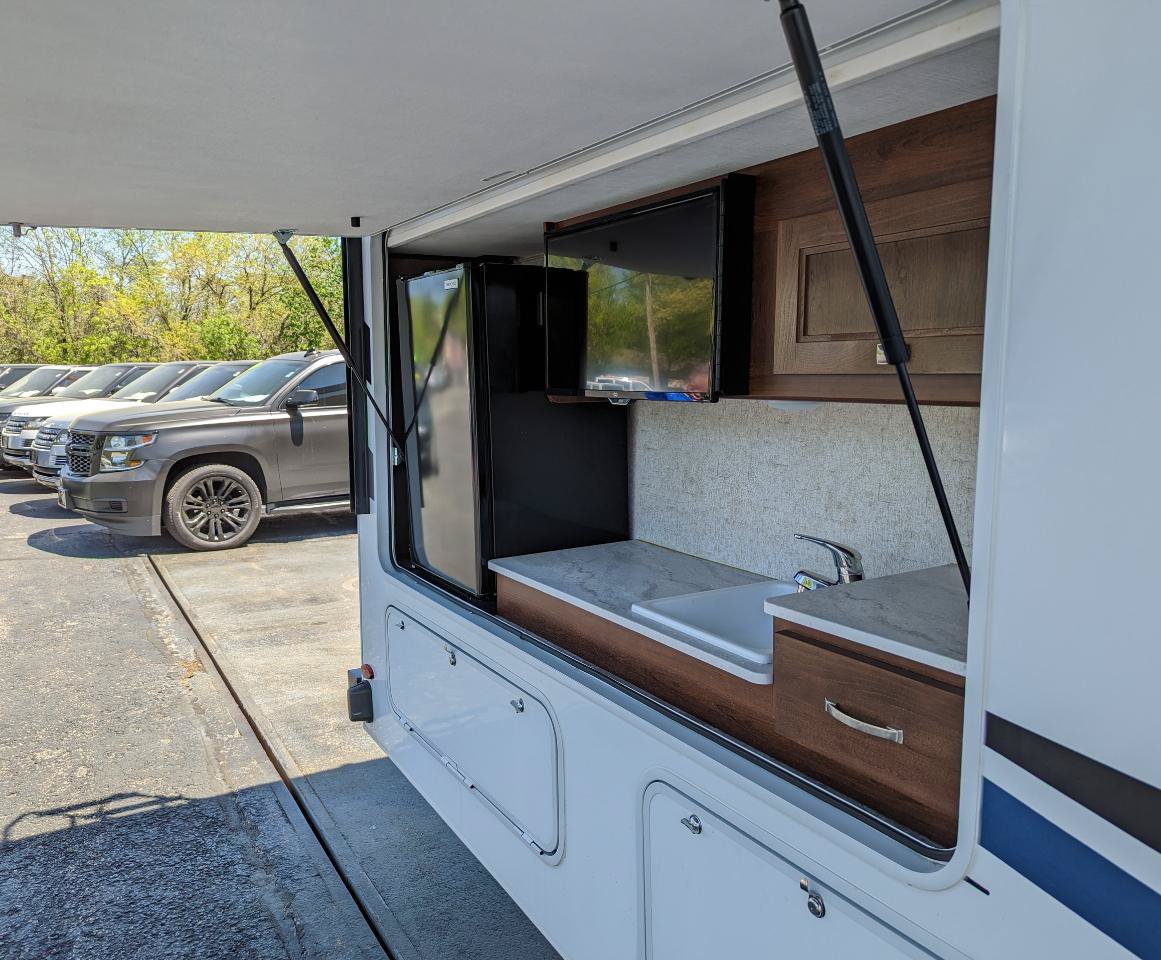 Used 2019 Chevrolet Express 4500 w/ RV Package RWD image 10