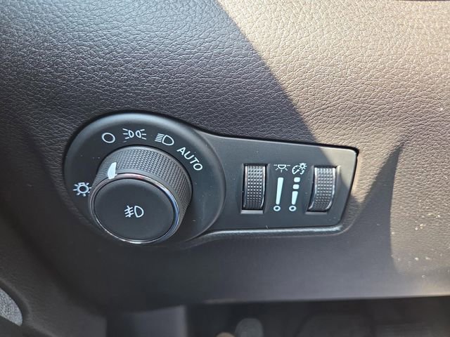 Used 2025 Jeep Compass Latitude w/ Sun & Sound Group image 26