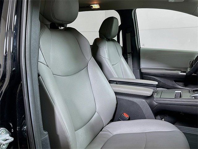 Used 2025 Toyota Sienna XLE image 28