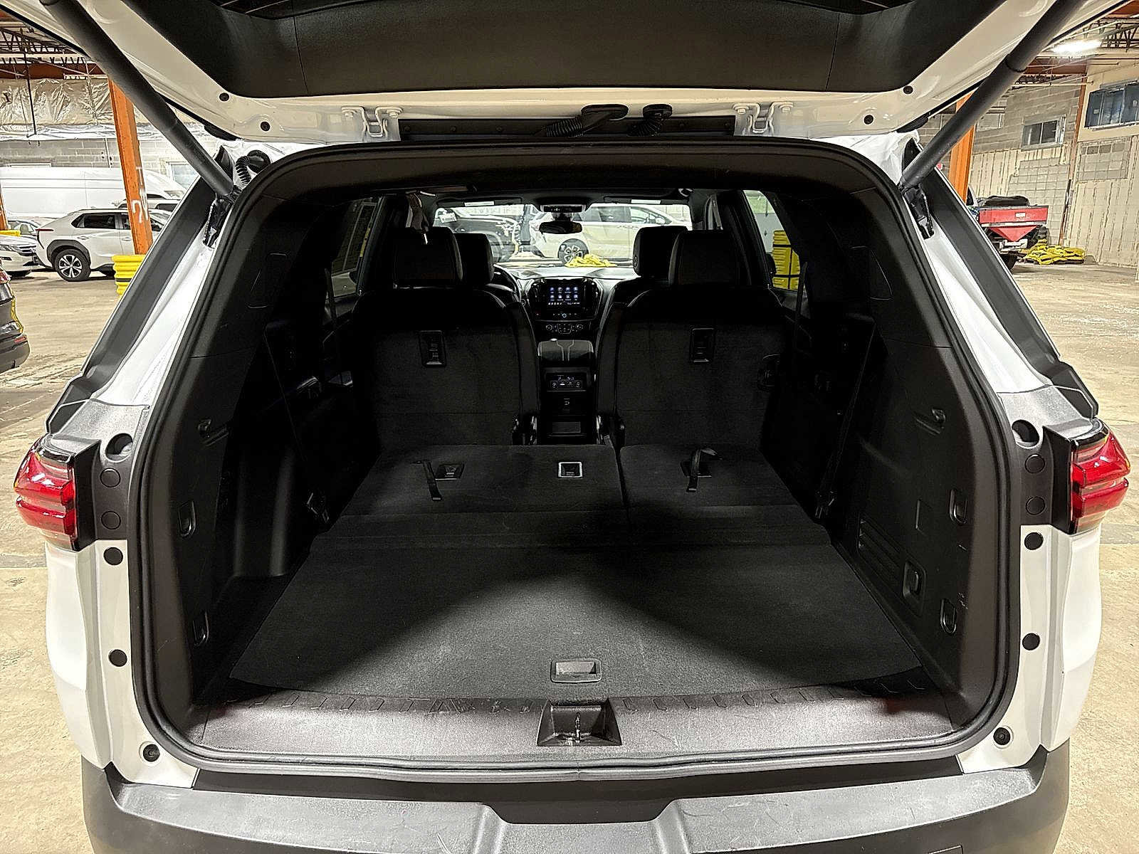 Used 2023 Chevrolet Traverse LT FWD image 11