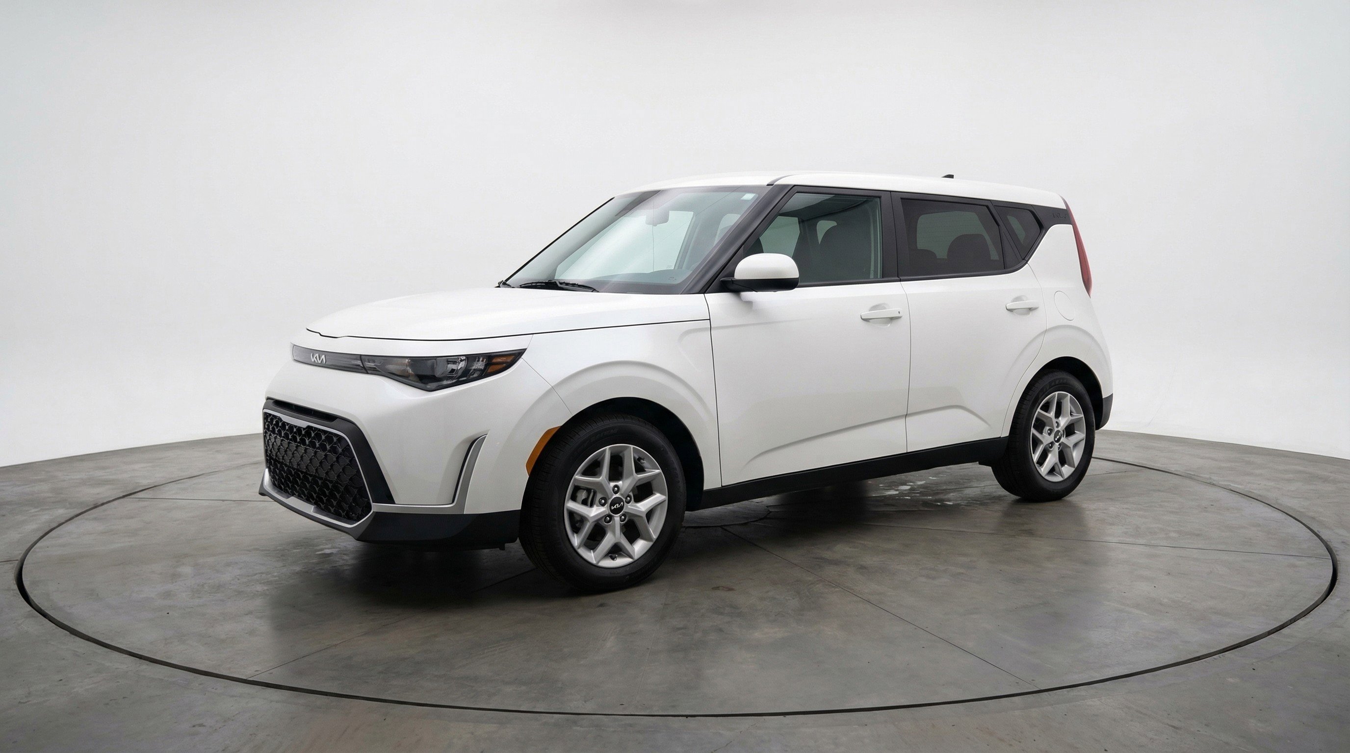 Used 2025 Kia Soul LX w/ LX Technology Package FWD image 3