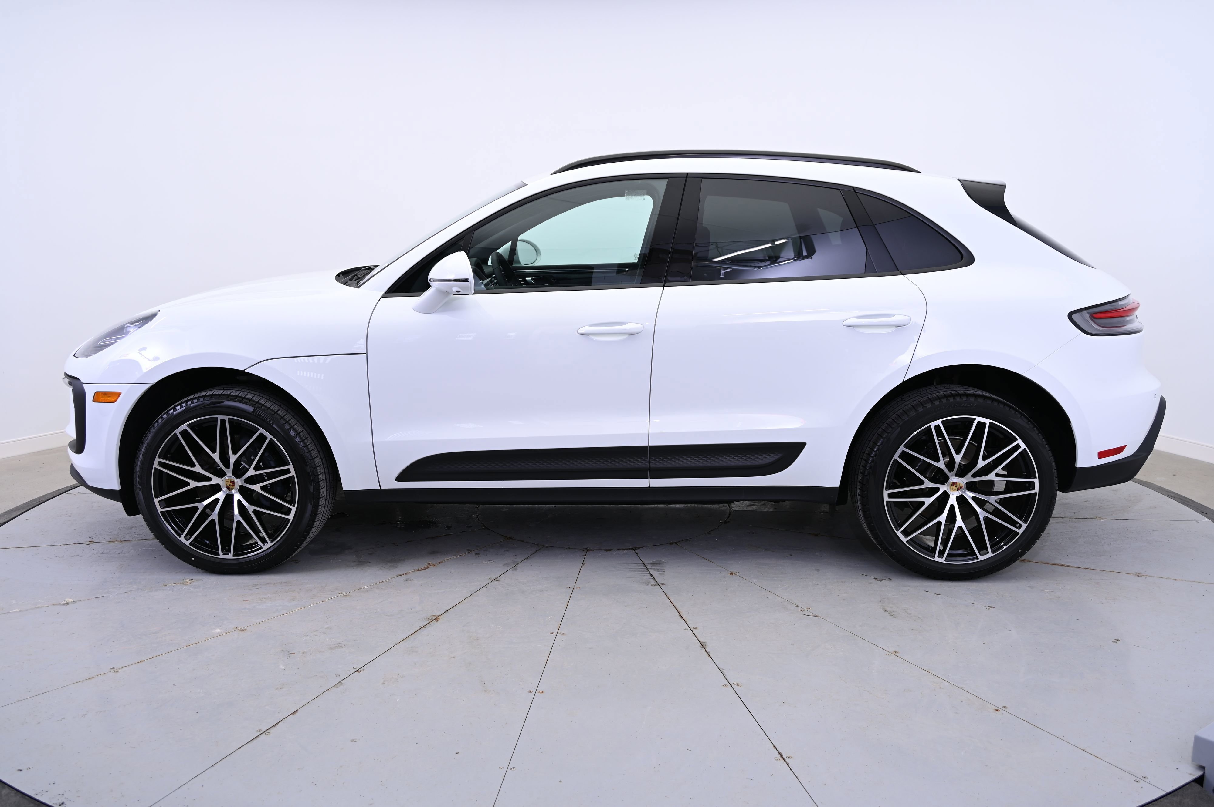 Used 2025 Porsche Macan image 2