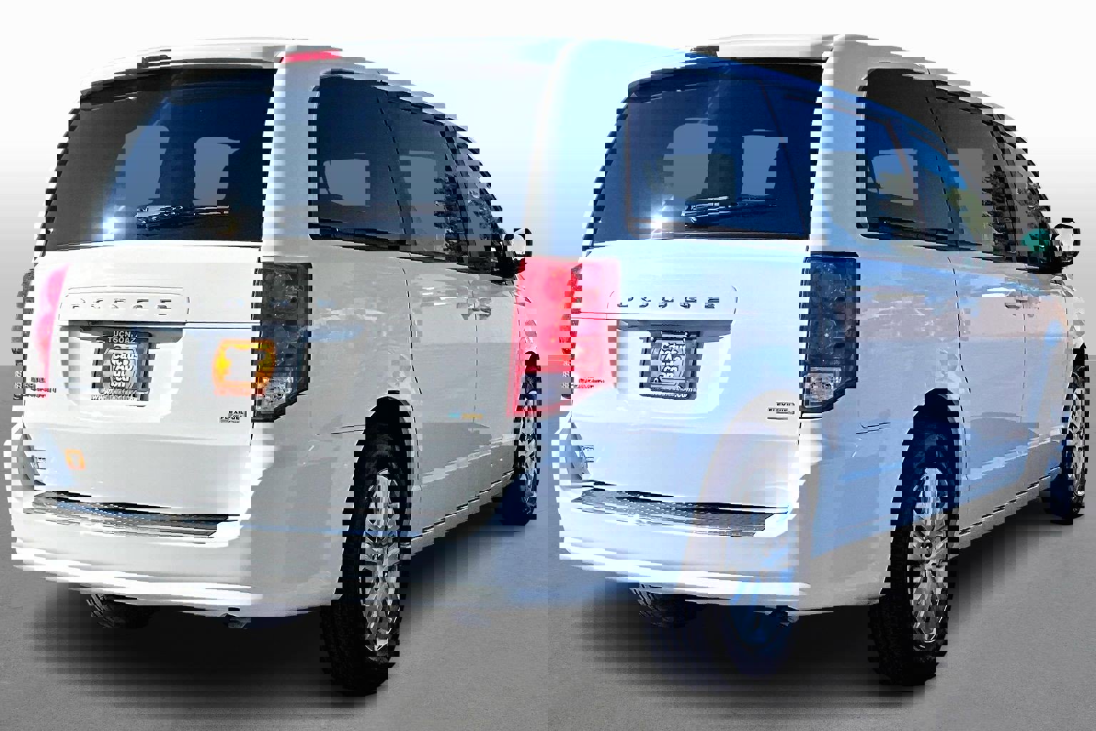 Used 2018 Dodge Grand Caravan SE w/ UConnect Hands-Free Group image 2