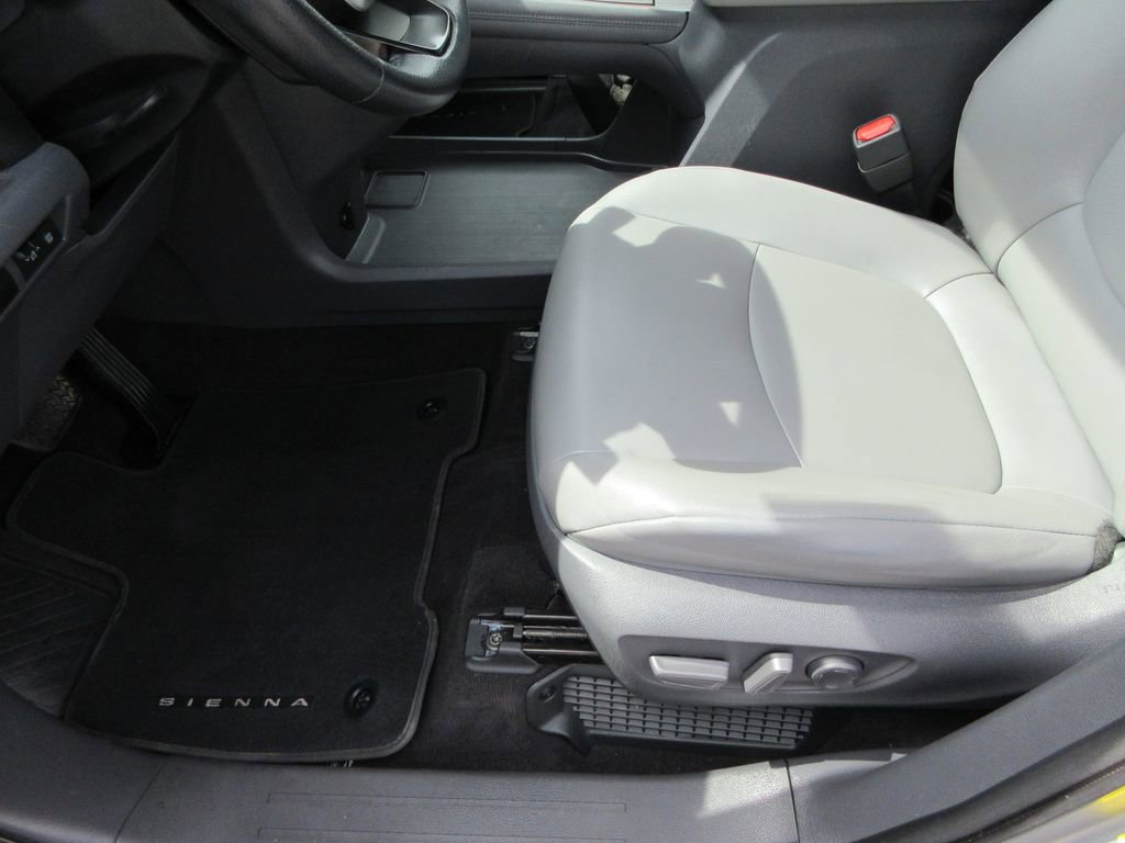 Used 2021 Toyota Sienna XLE FWD image 21