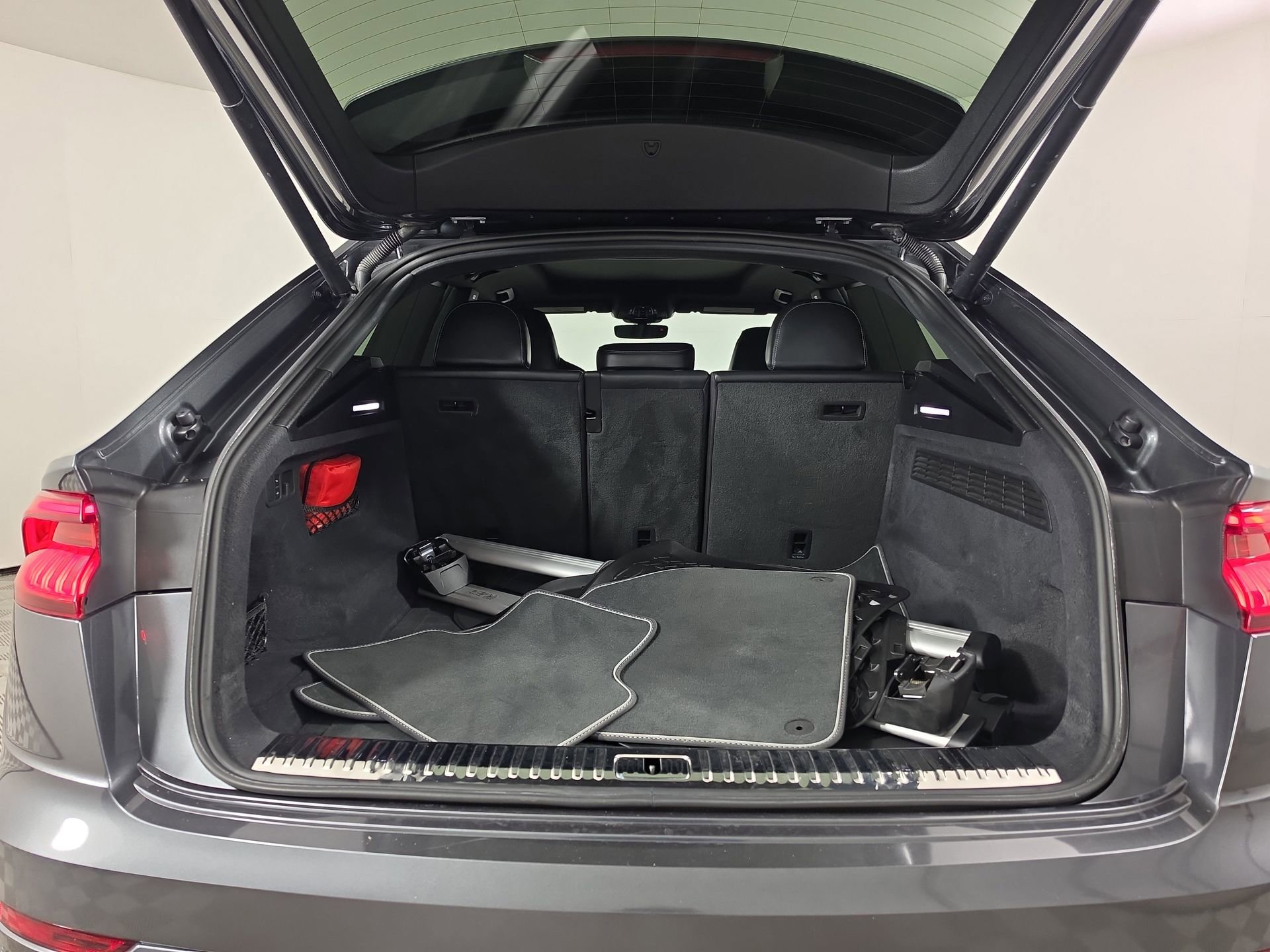 Used 2020 Audi SQ8 Prestige w/ Prestige Package AWD/4WD image 9