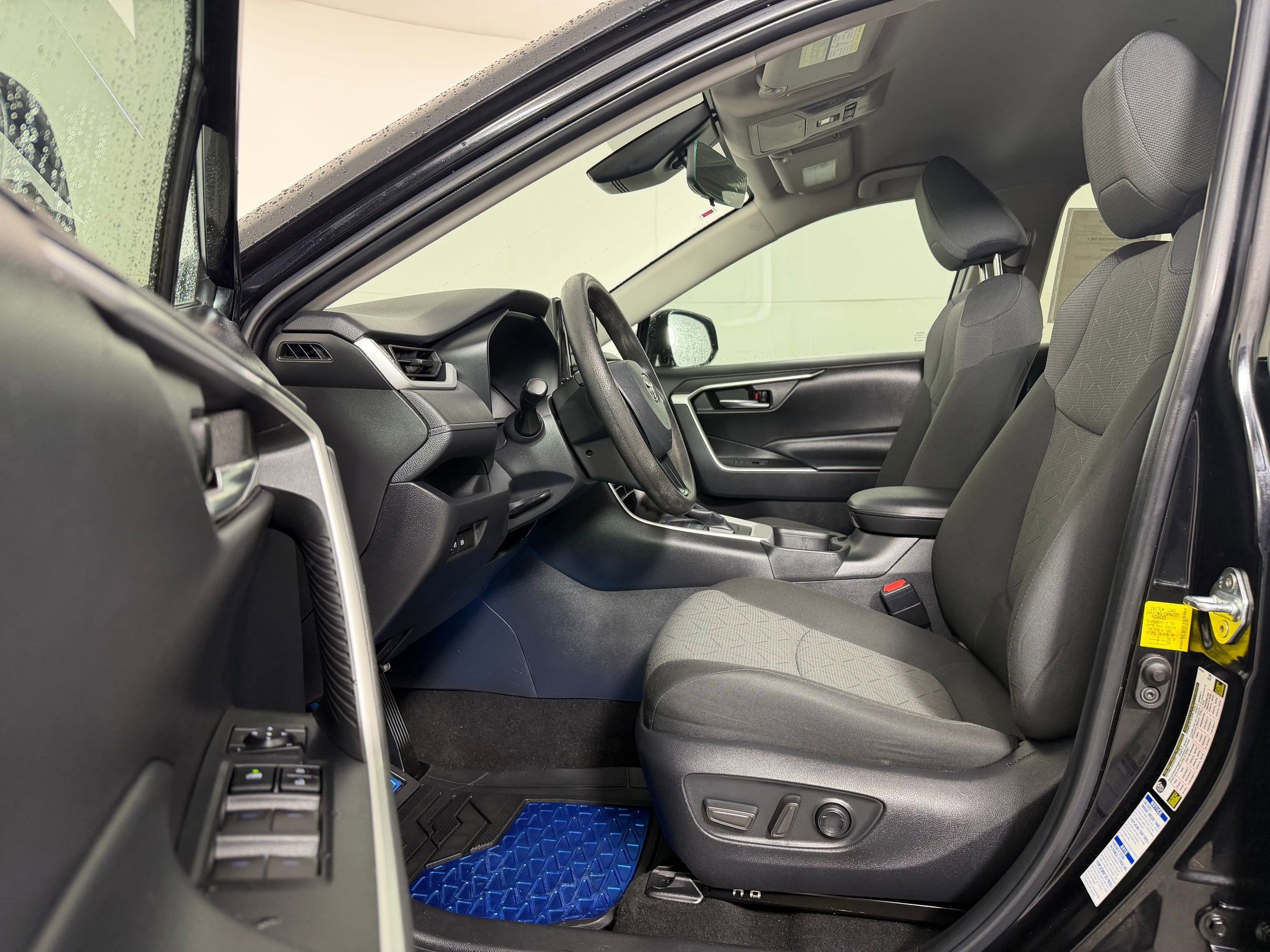 Used 2022 Toyota RAV4 XLE AWD/4WD image 4