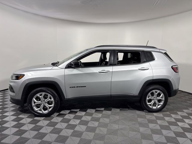 Used 2024 Jeep Compass Latitude image 3