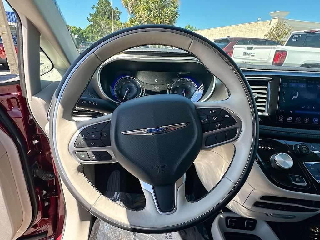 Used 2017 Chrysler Pacifica Limited w/ UConnect Theater Package FWD image 11