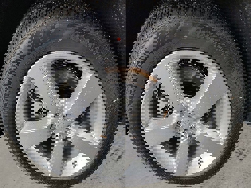 New 2024 Land Rover Defender 110 SE image 12