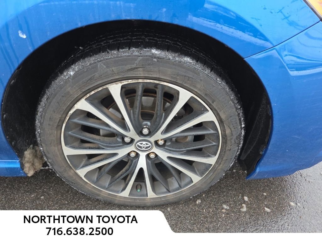 Used 2018 Toyota Camry SE image 2