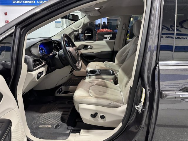 Used 2021 Chrysler Pacifica Touring-L image 7
