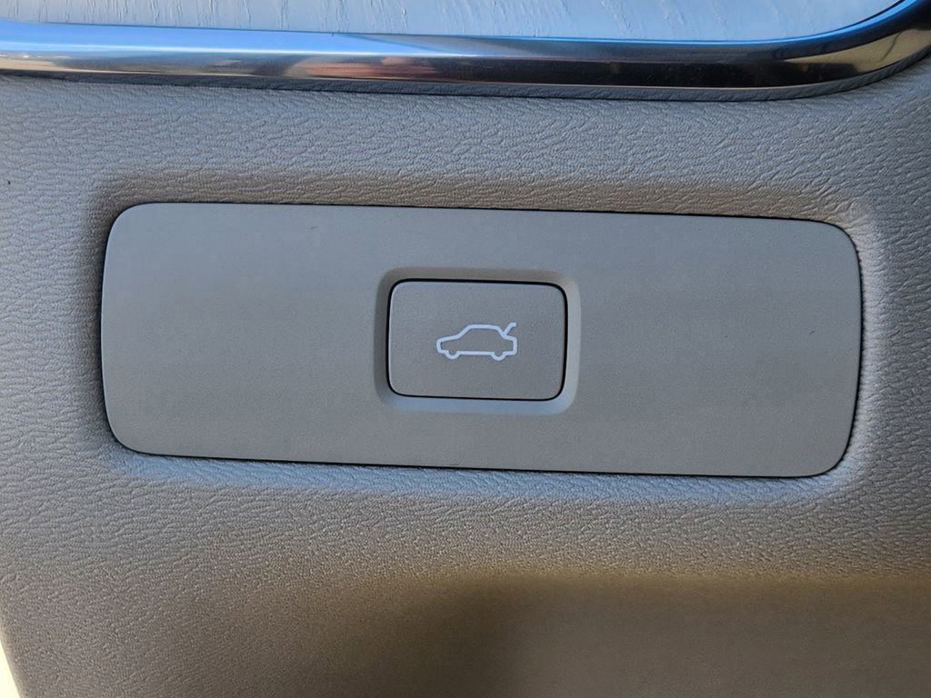New 2026 Volvo XC60 B5 Ultra w/ Protection Package Premier image 11