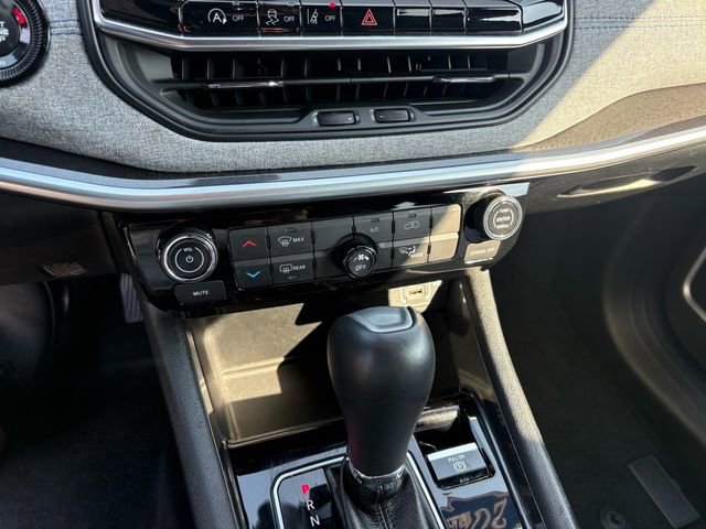 Used 2024 Jeep Compass Latitude image 11