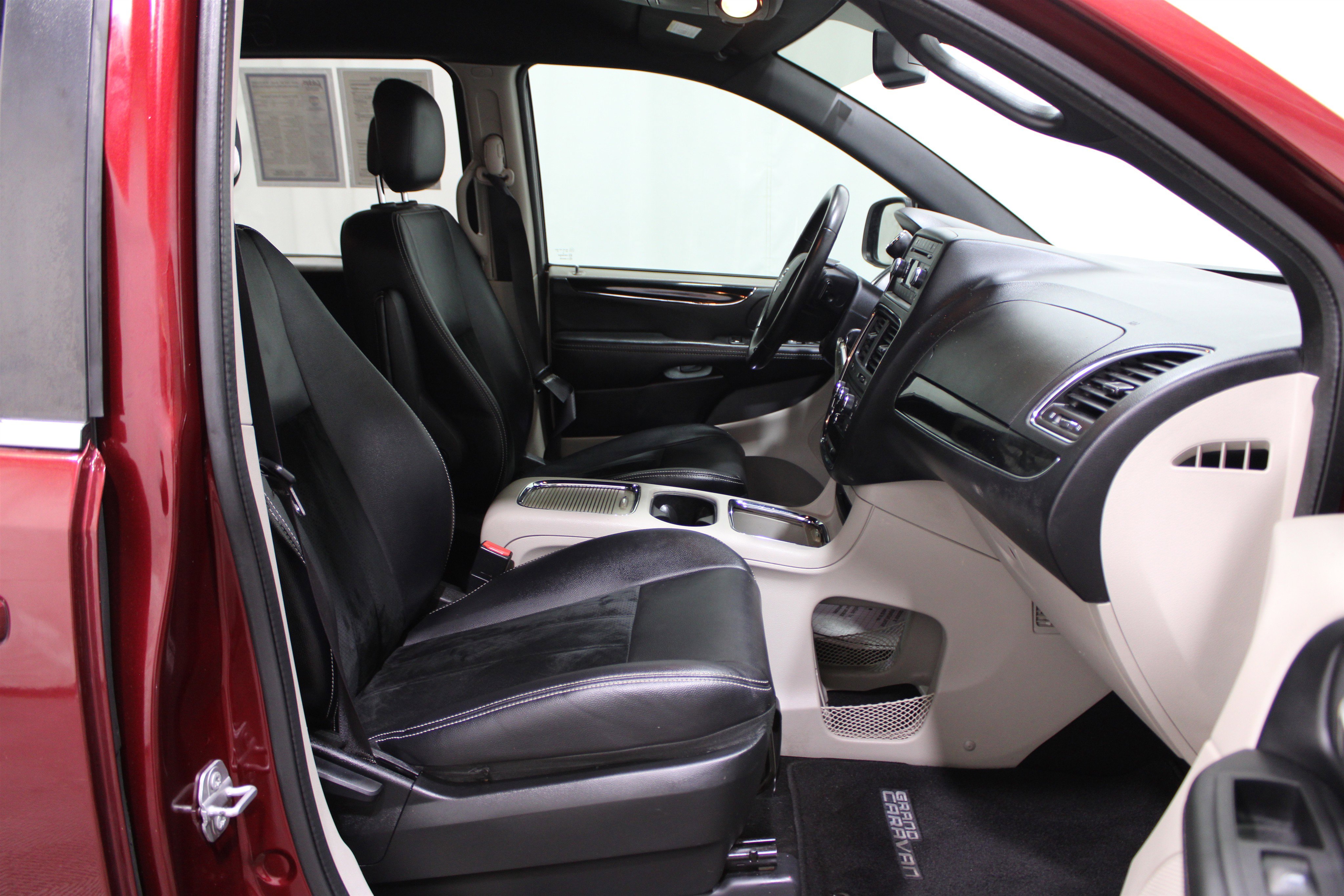 Used 2017 Dodge Grand Caravan SXT image 24