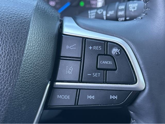 Used 2024 Toyota Highlander LE FWD image 11