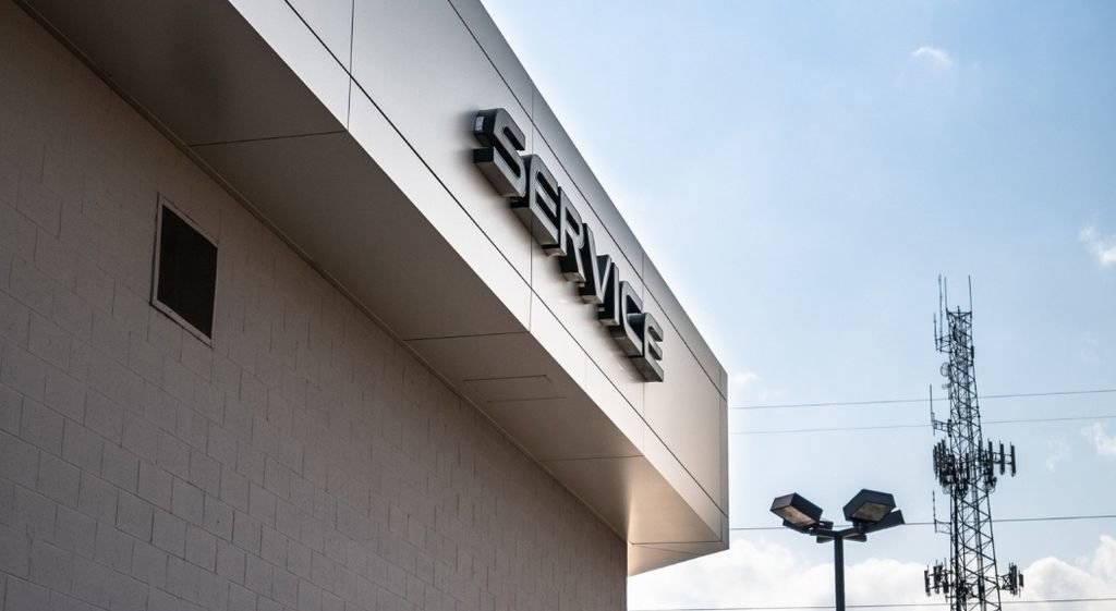 Used 2025 Lexus ES 300h w/ Premium Package image 17