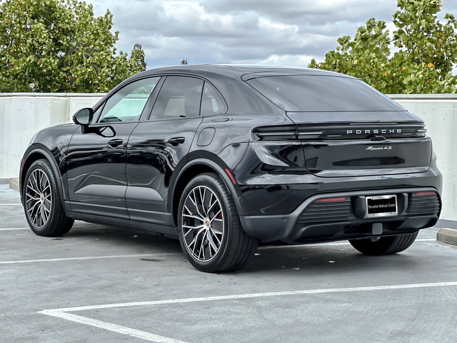 Used 2025 Porsche Macan 4S Electric AWD/4WD image 4