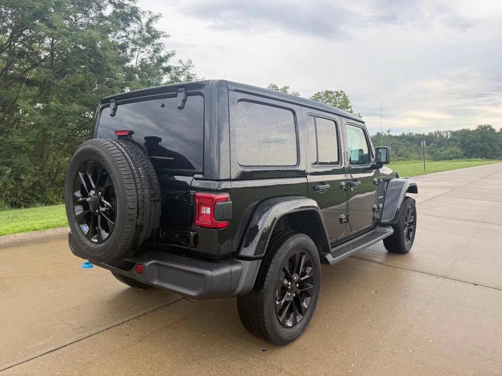 Used 2023 Jeep Wrangler Unlimited Sahara w/ Cold Weather Group AWD/4WD image 3