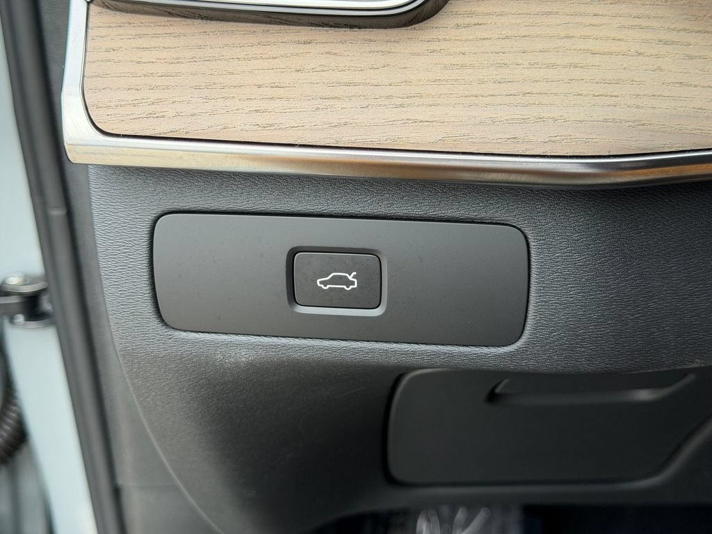 New 2026 Volvo XC90 B6 Plus w/ Protection Package Premier AWD/4WD image 30