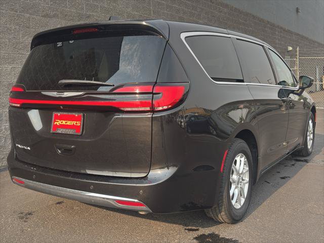 Certified 2023 Chrysler Pacifica Touring-L FWD image 6