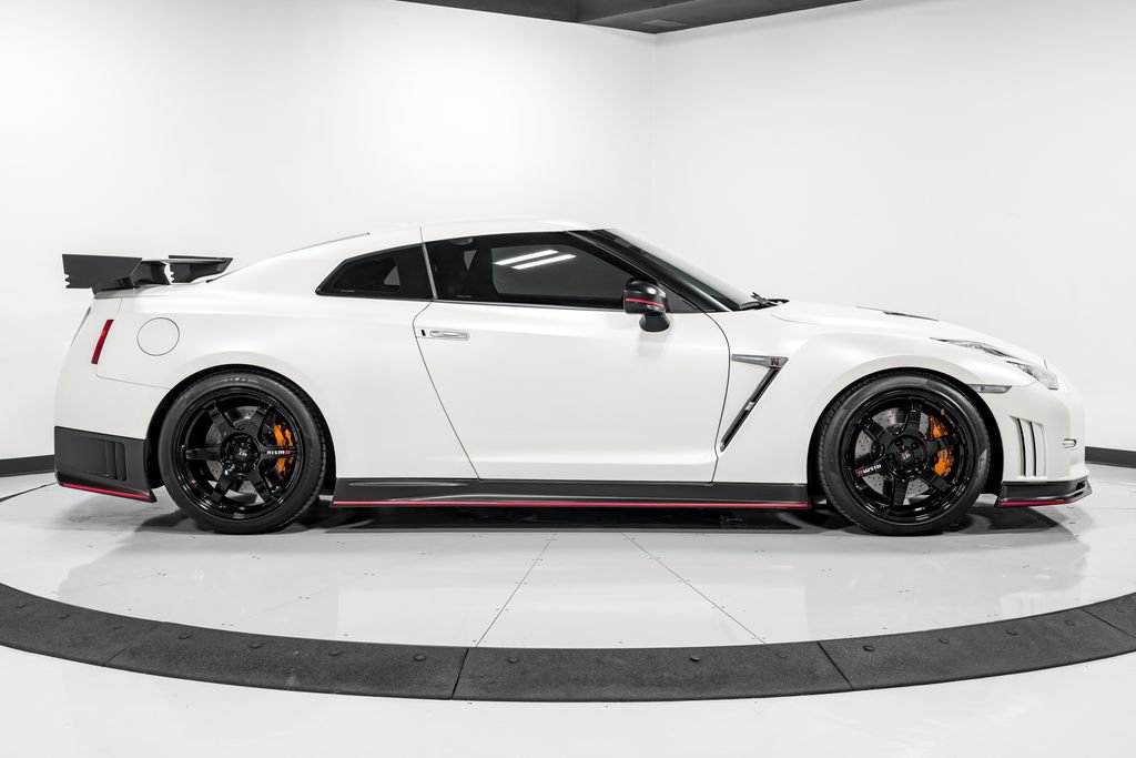 Used 2016 Nissan GT-R NISMO AWD/4WD image 2