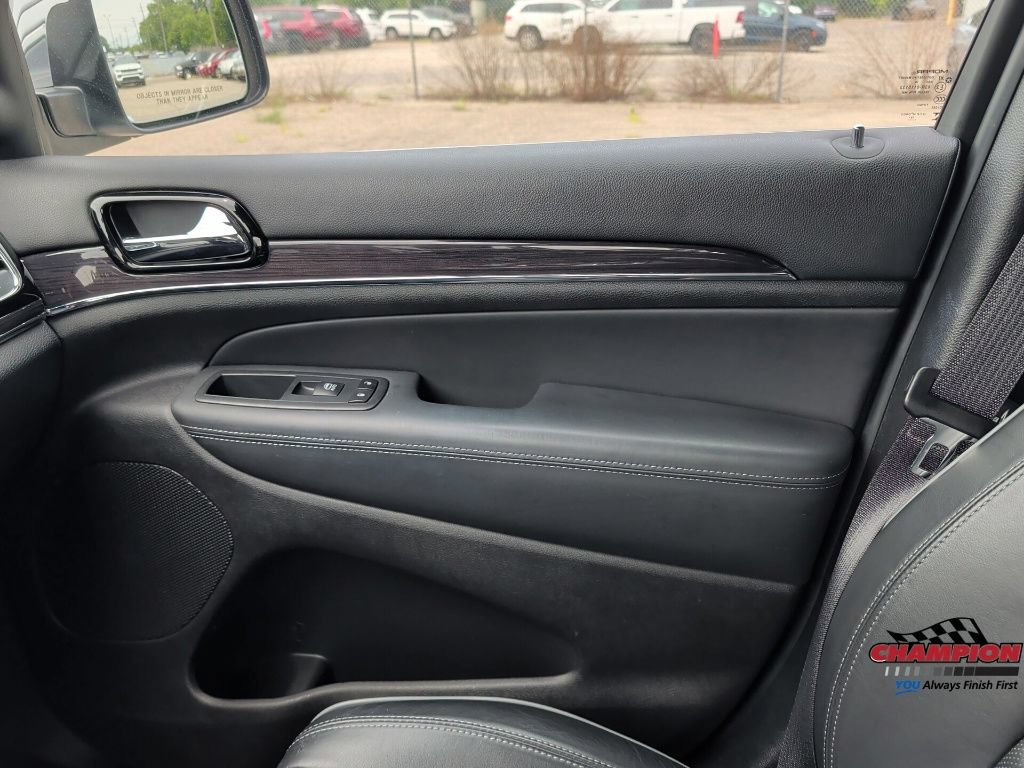 Used 2020 Jeep Grand Cherokee Overland AWD/4WD image 25