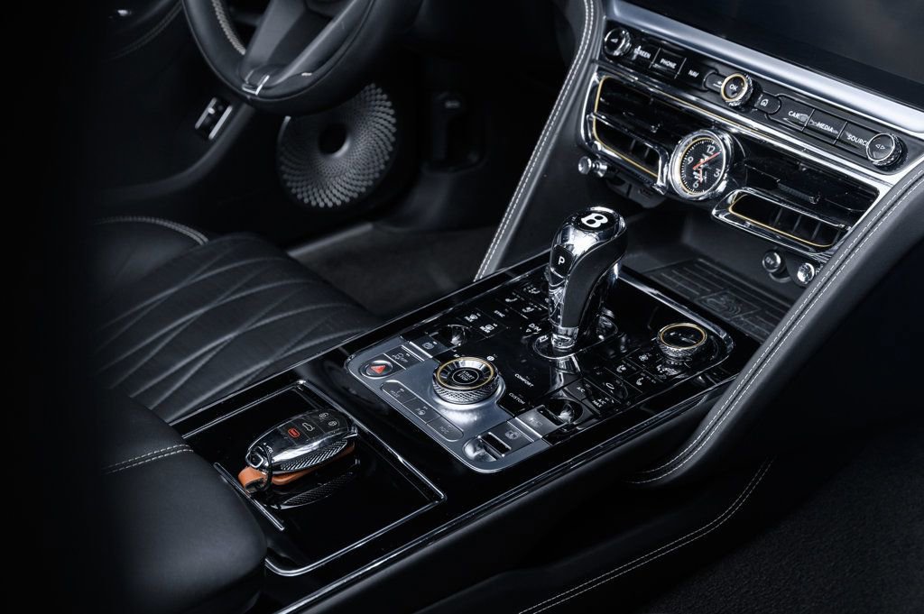 Used 2022 Bentley Flying Spur Plug-In Hybrid AWD/4WD image 14