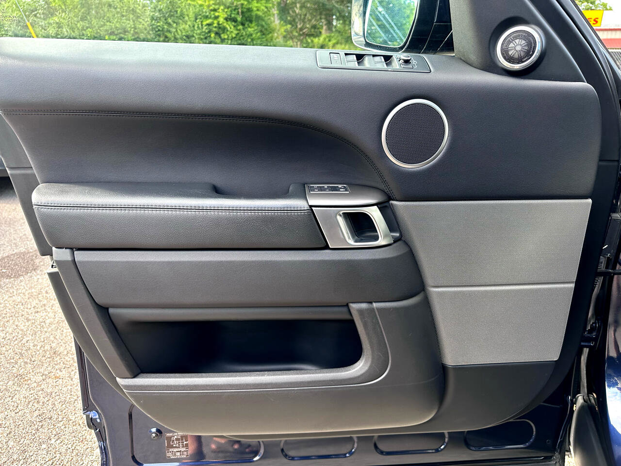 Used 2016 Land Rover Range Rover Sport SE image 32