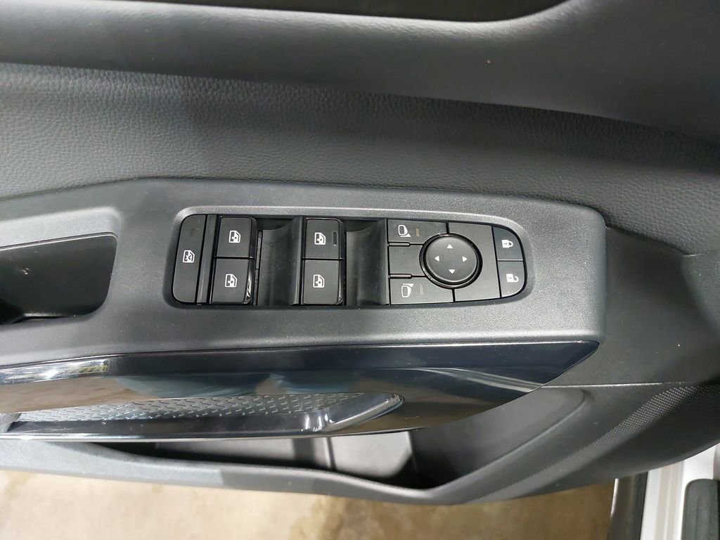 Used 2025 Nissan Pathfinder SV image 30