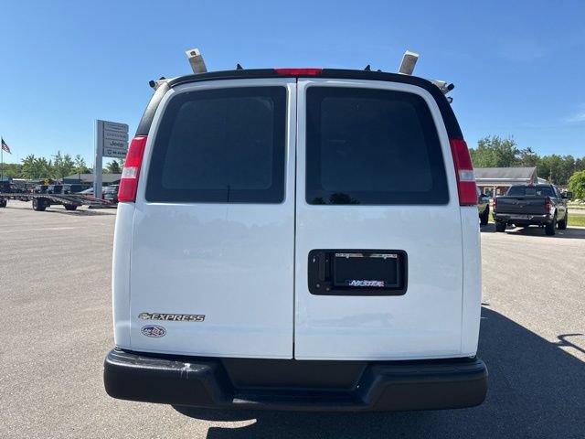 Used 2018 Chevrolet Express 2500 RWD image 4