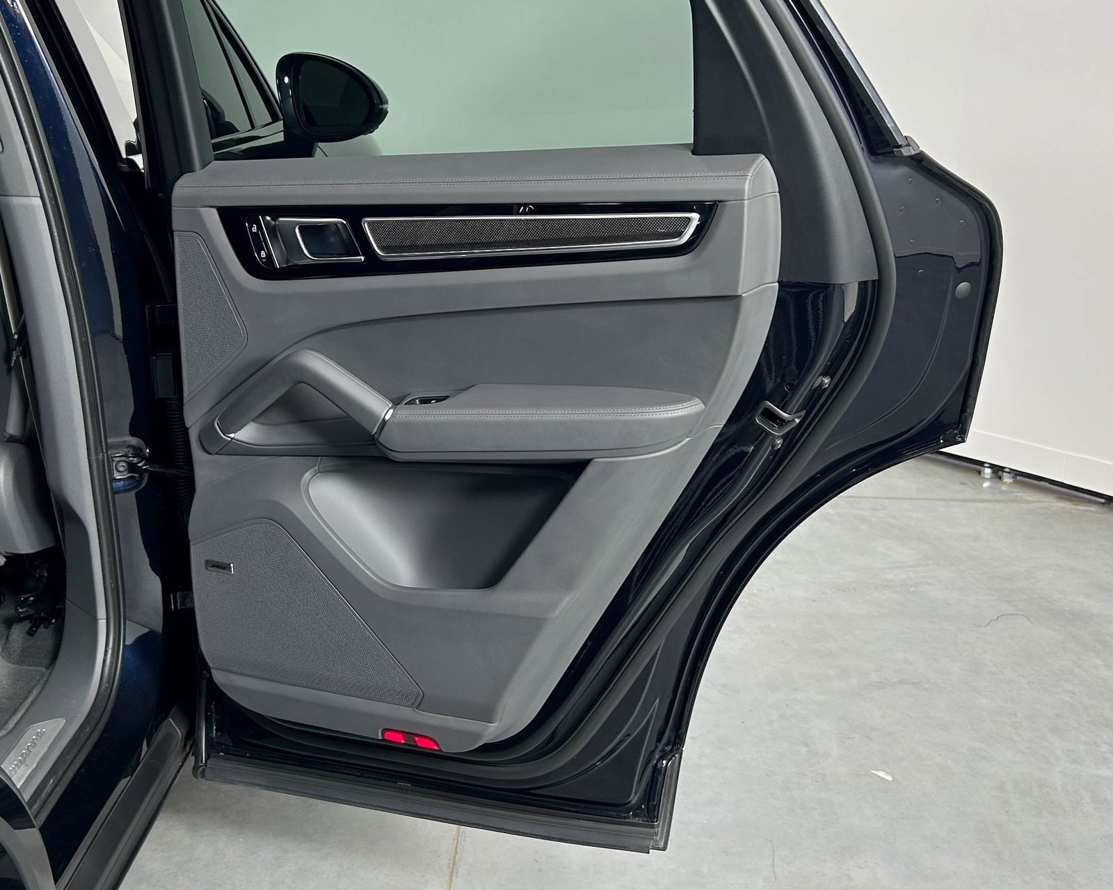 Certified 2023 Porsche Cayenne S Platinum image 25