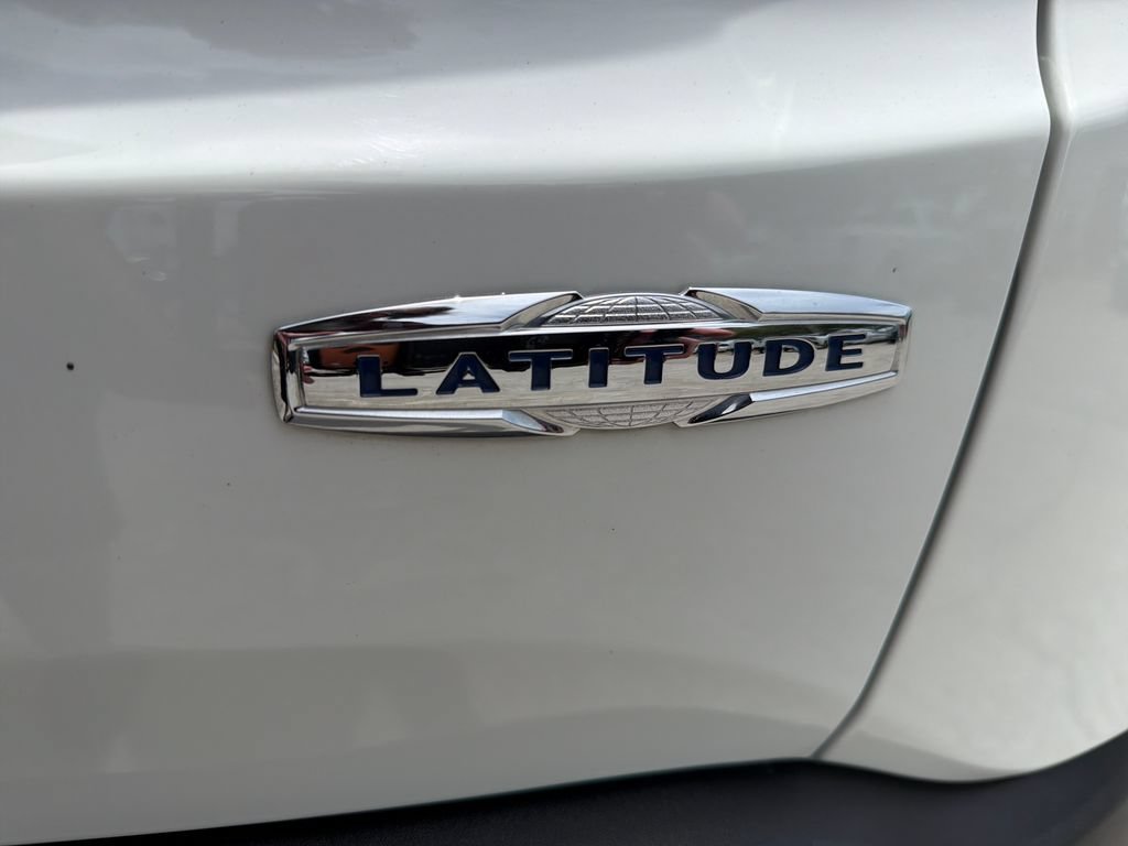 Used 2017 Jeep Renegade Latitude FWD image 10