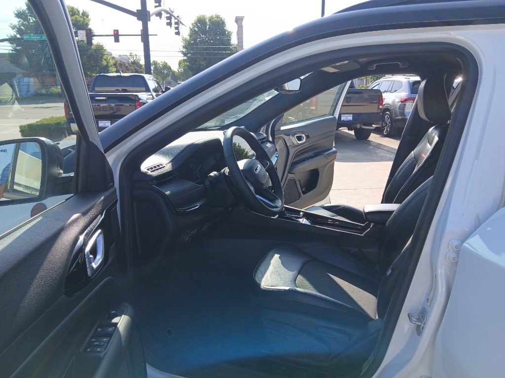 Used 2025 Jeep Compass Trailhawk AWD/4WD image 9