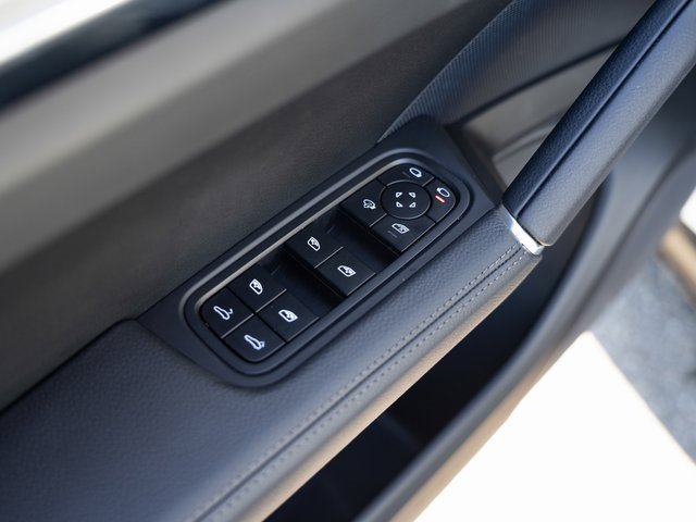 Certified 2022 Porsche Cayenne S image 15