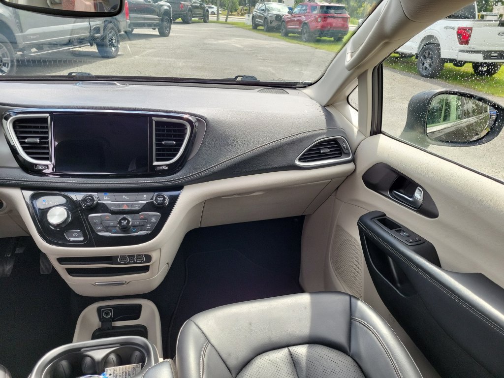 Used 2023 Chrysler Pacifica Touring-L FWD image 15