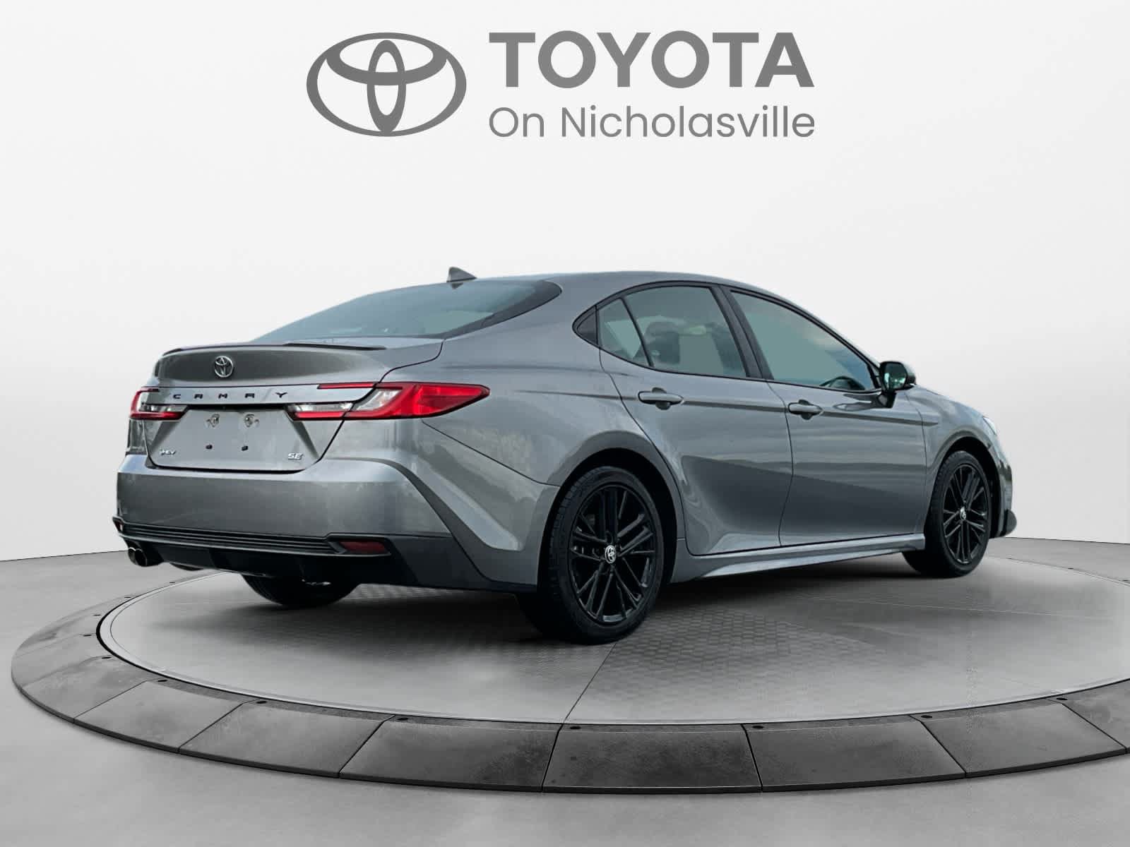 Used 2025 Toyota Camry SE FWD image 5