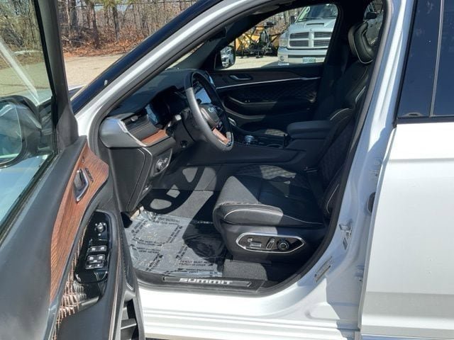 Used 2024 Jeep Grand Cherokee Summit w/ Adv Protech Group IV AWD/4WD image 38