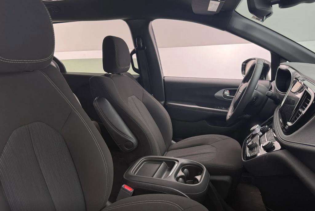 Certified 2023 Chrysler Pacifica Touring-L image 2