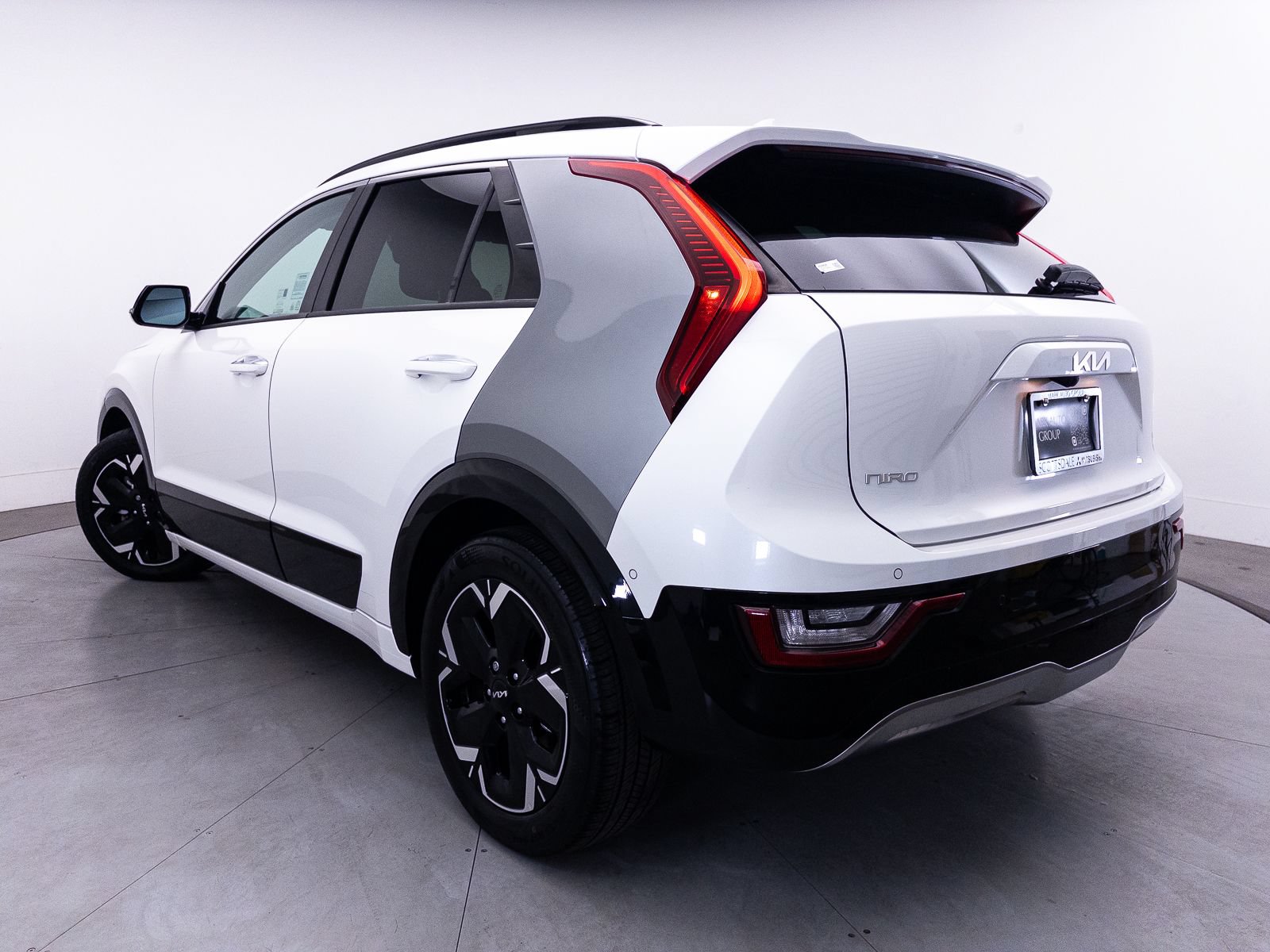 Certified 2023 Kia Niro Wave FWD image 2