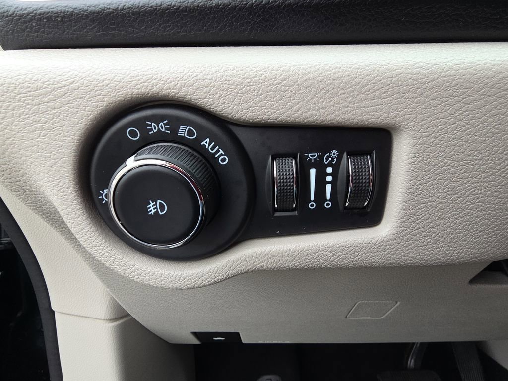 Used 2023 Chrysler Pacifica Touring-L FWD image 20