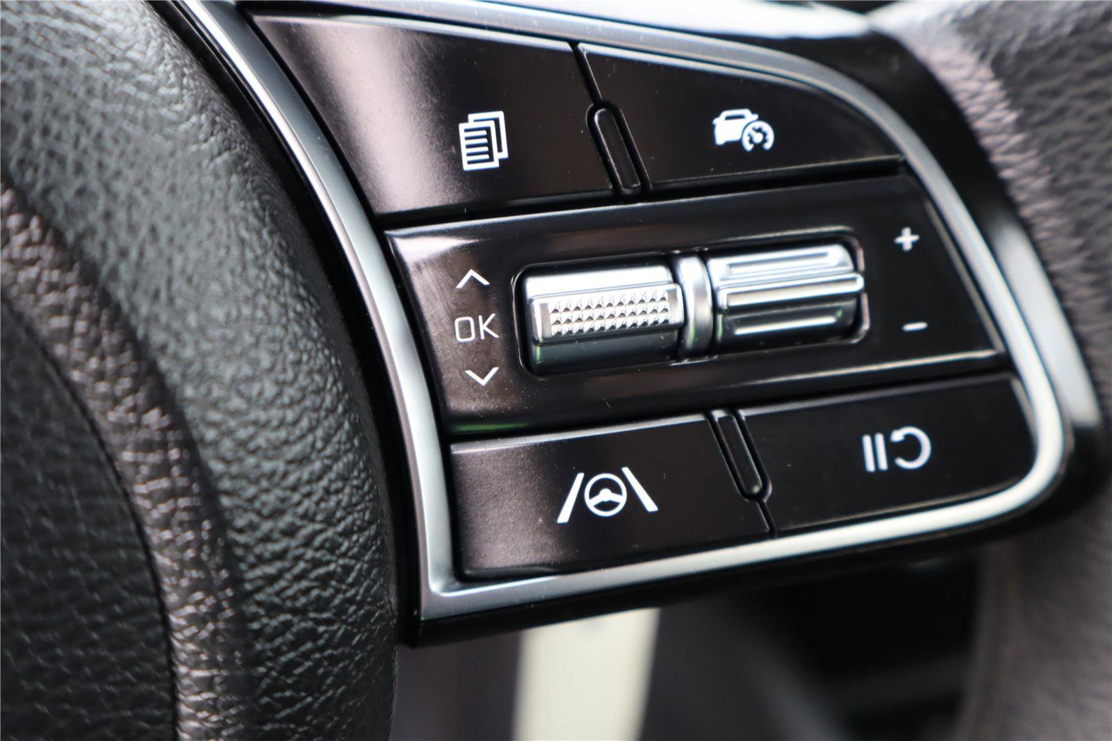 Used 2022 Kia Forte LXS w/ LXS Technology Package image 17