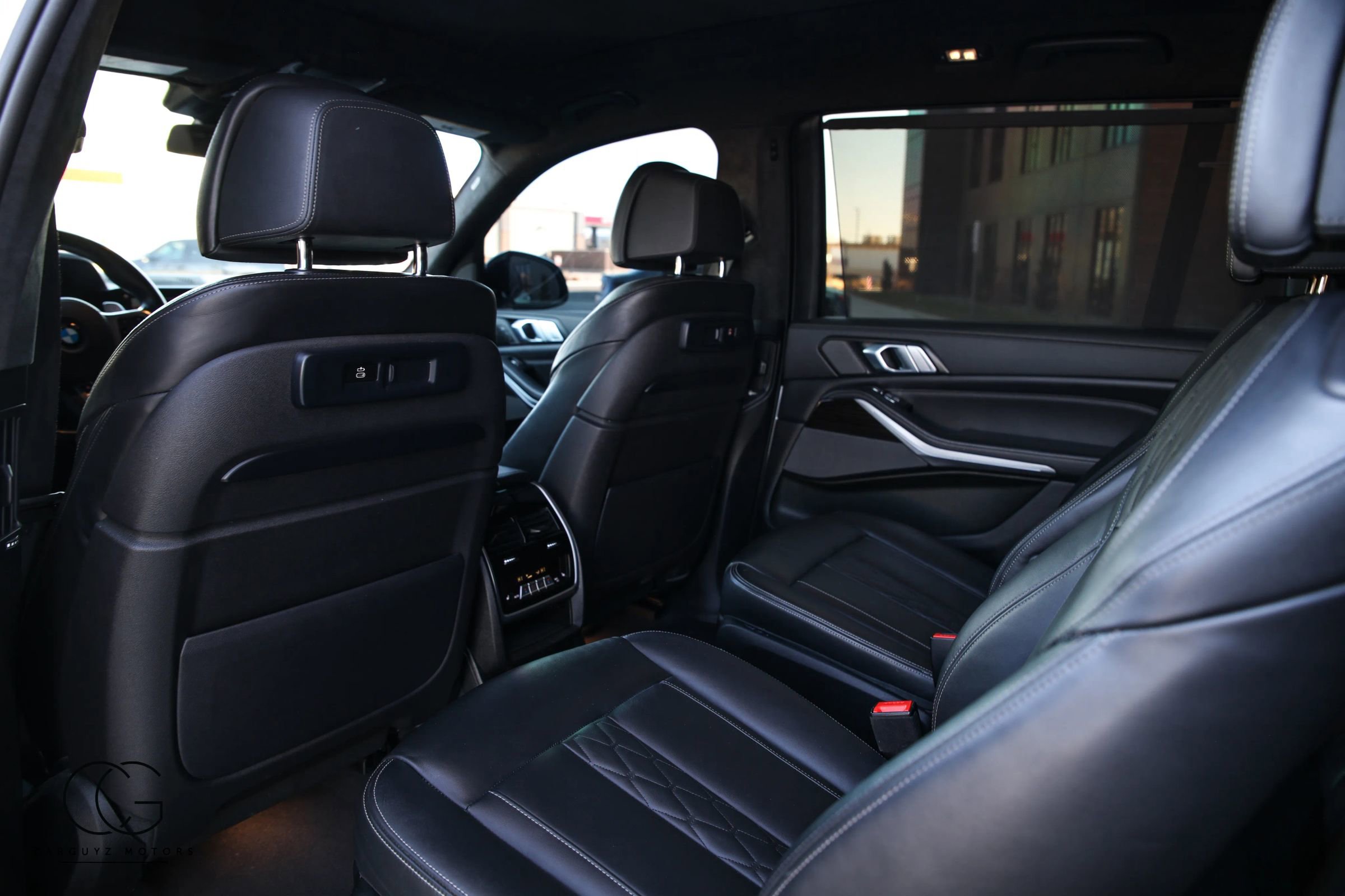 Used 2020 BMW X7 M50i w/ Dynamic Handling Package image 32