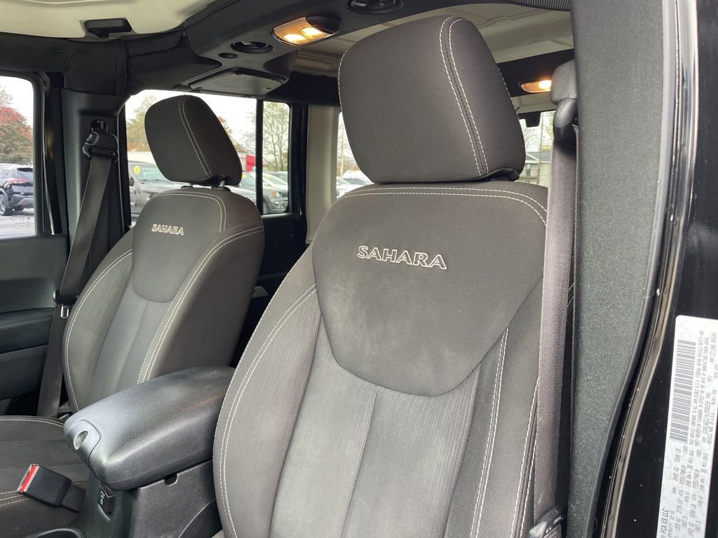 Used 2017 Jeep Wrangler Unlimited Sahara w/ Connectivity Group image 7