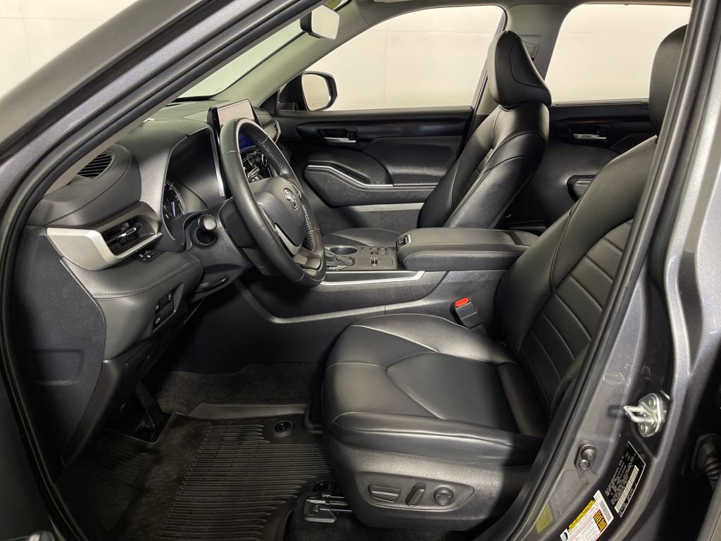 Certified 2024 Toyota Highlander XLE image 12
