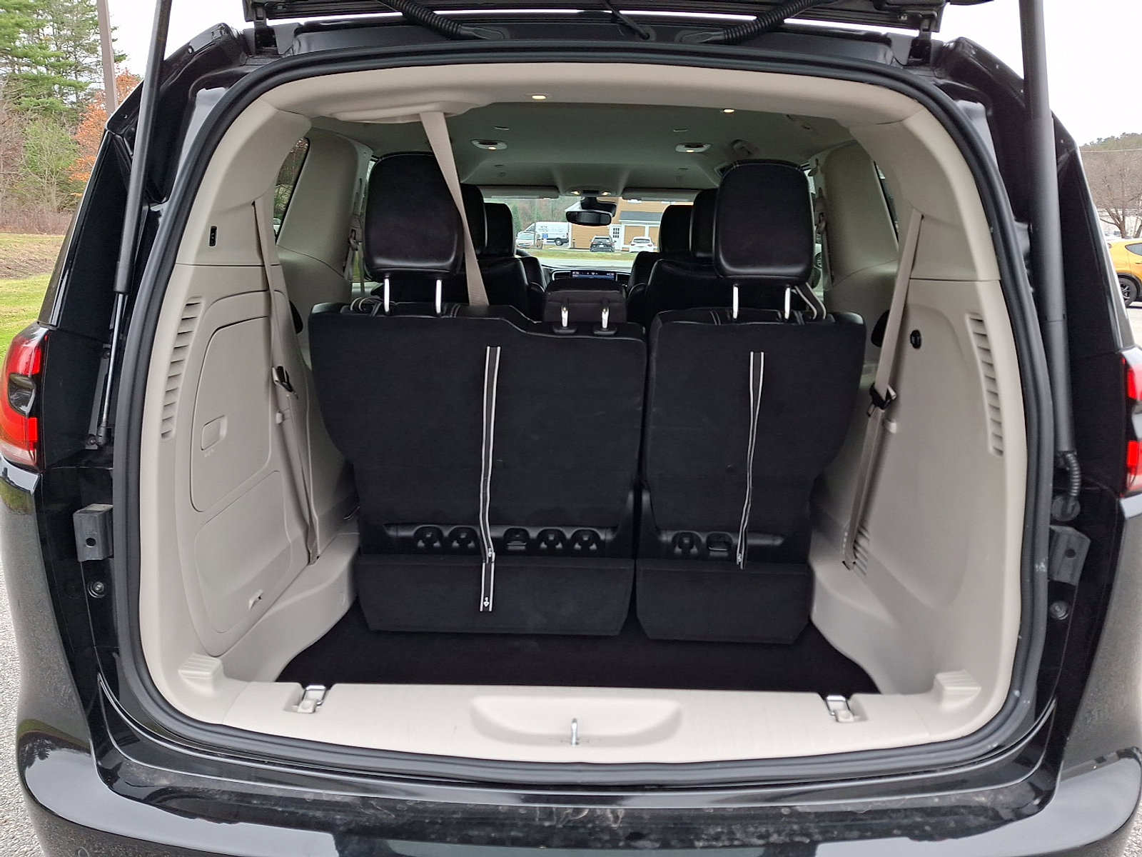 Used 2024 Chrysler Pacifica Select image 29