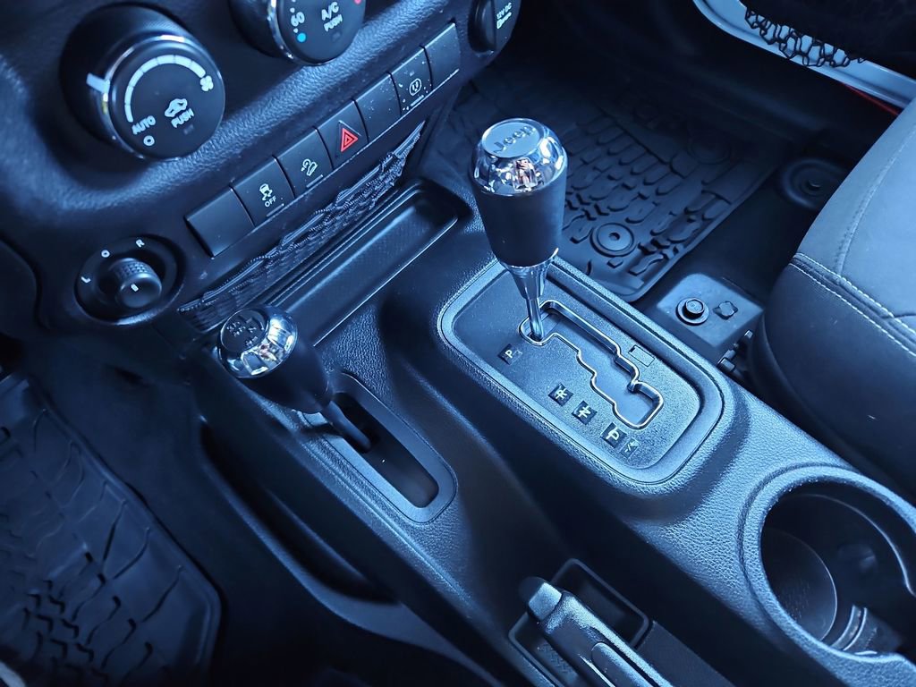 Used 2017 Jeep Wrangler Unlimited Rubicon w/ Connectivity Group AWD/4WD image 17