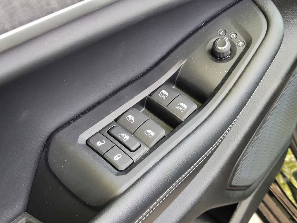 Used 2024 Jeep Grand Cherokee Limited w/ Black Appearance Package AWD/4WD image 16