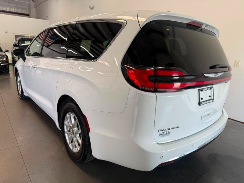 Used 2023 Chrysler Pacifica Touring-L FWD image 7