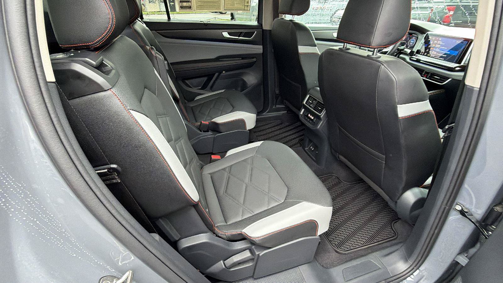 Used 2025 Volkswagen Atlas Peak Edition SE AWD/4WD image 19