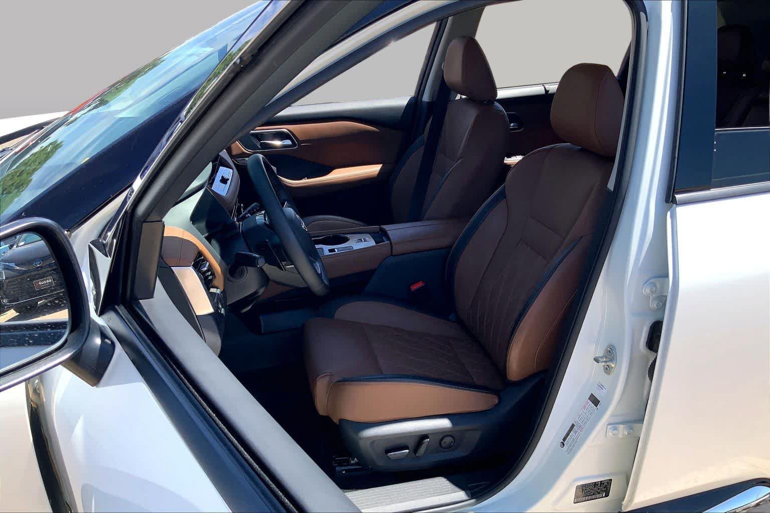 Used 2025 Nissan Rogue Platinum w/ Tech Package FWD image 8